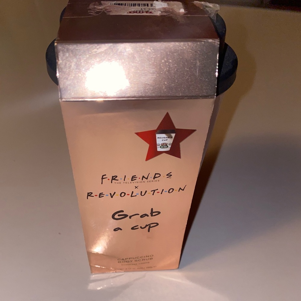 Makeup Revolution Friends coffee cup with cappuccino body scrub